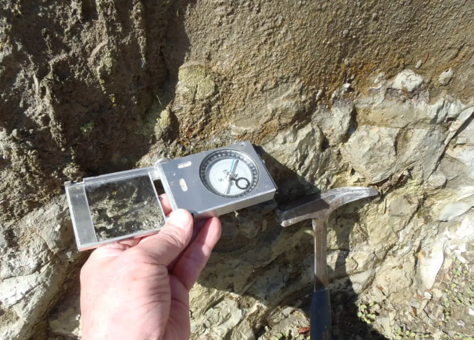 クリノメーターによる走向、傾斜測定