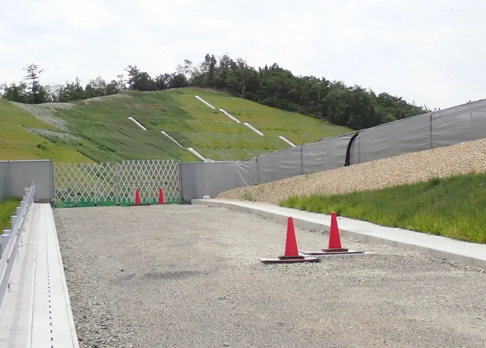 病院敷地に隣接した急崖斜面を腹付けの高盛土で安定化した事例